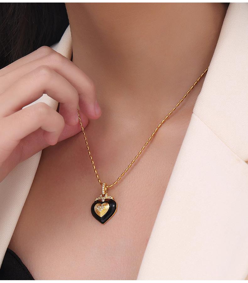 Vintage Light Luxury Enamel Glazed Titanium Steel Gold Plated Diamond Heart Pendant Necklace Women&