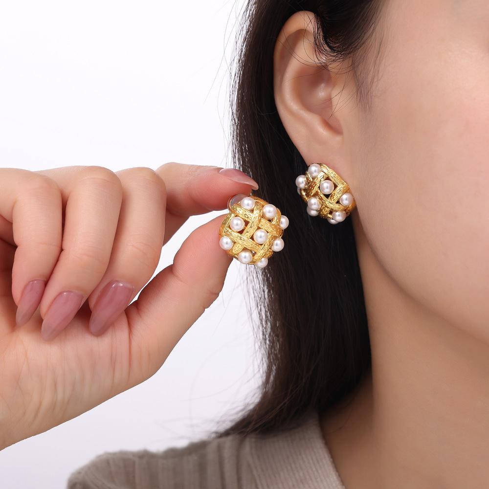 retro light luxury copper material hollowed out inlaid high gloss pearl earrings