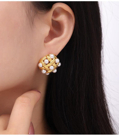 retro light luxury copper material hollowed out inlaid high gloss pearl earrings