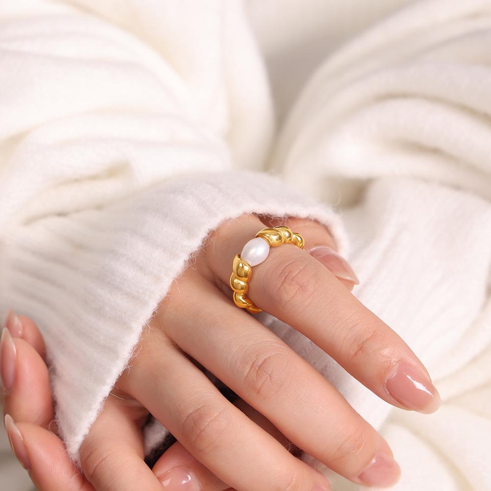 Fashion Retro Gorgeous Titanium Steel Plated 18K Gold Freshwater Pearl Ring