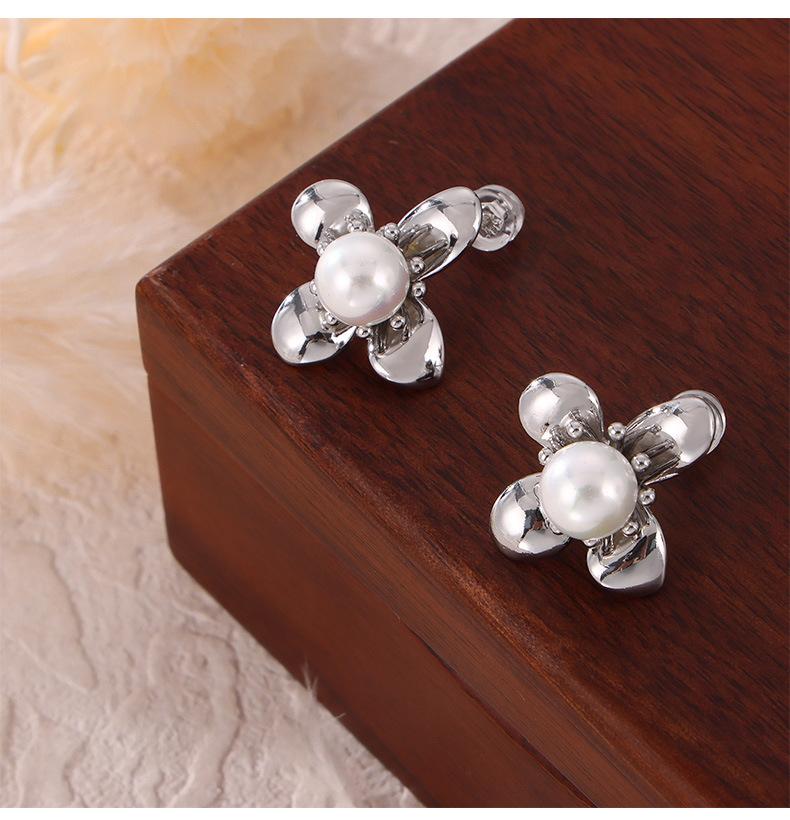 Geometric Jewelry Flower Shape Inlaid Imitation Pearl Design Sense Titanium Steel Gold Plated Earrings